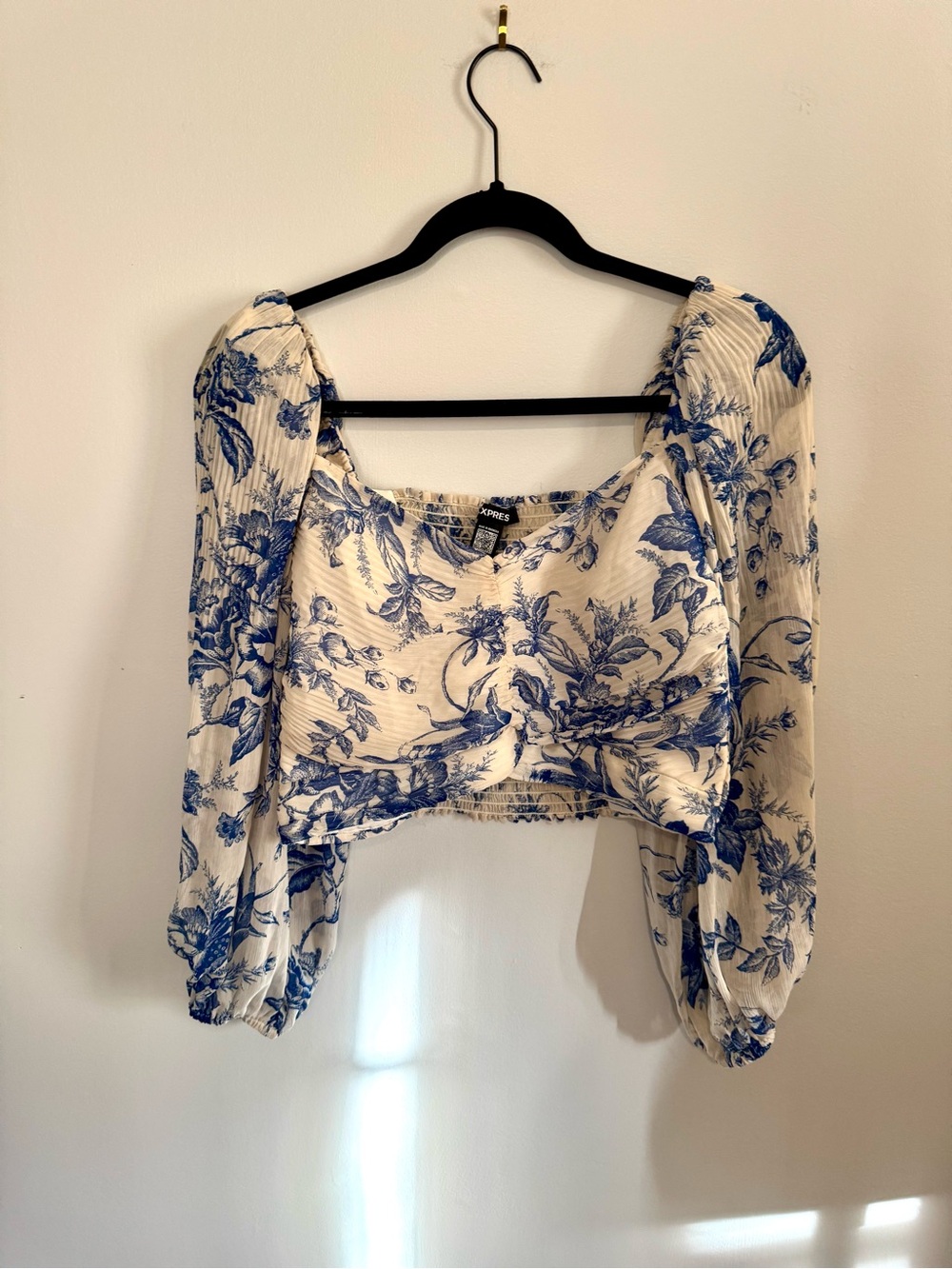Floral Puff-Sleeve Cropped Top in Blue and Cream